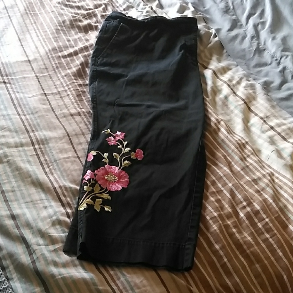 Venezia size 20 black Capri w/floral embroidery